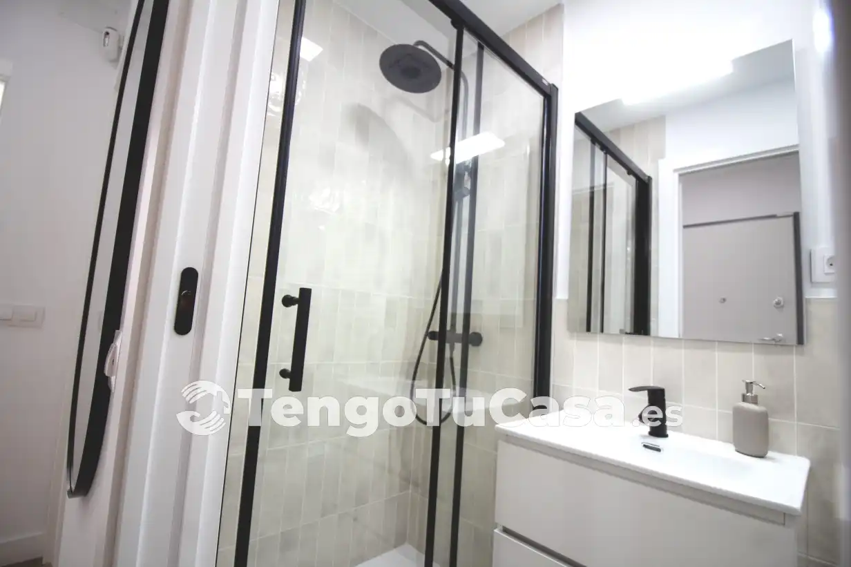 Bathroom of Flat for sale in Madrid  with Air Conditioner, Heating and Parquet flooring