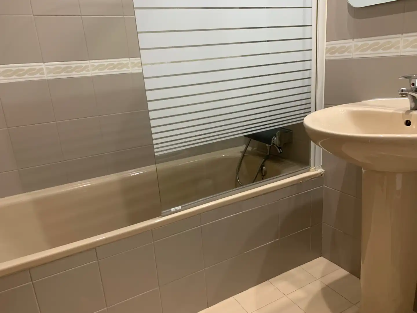 Bathroom of Flat for rent in Madrid  with Oven and Washing machine
