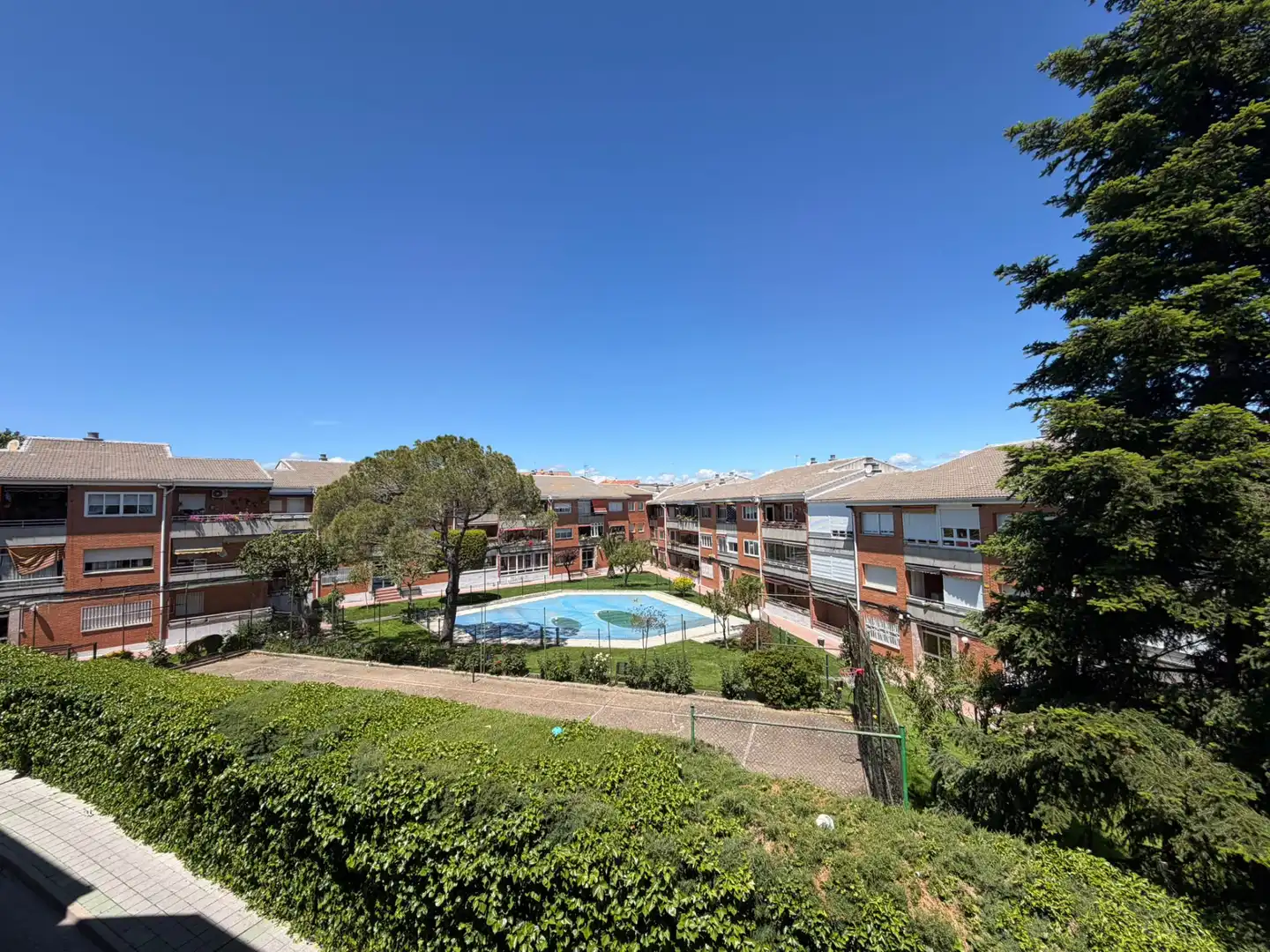 Vista exterior de Pis de lloguer en Galapagar amb Calefacció, Terrassa i Forn