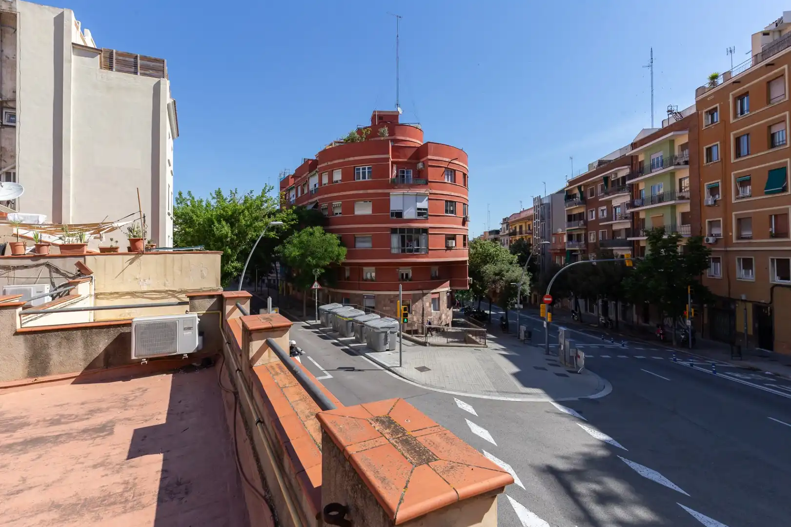 Vista exterior de Casa adosada en venda en Barcelona amb Terrassa i Traster