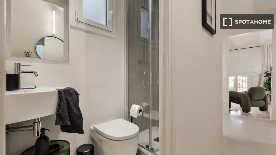 Badezimmer von Wohnung zur Miete in Barcelona mit Klimaanlage, Heizung und Möbliert