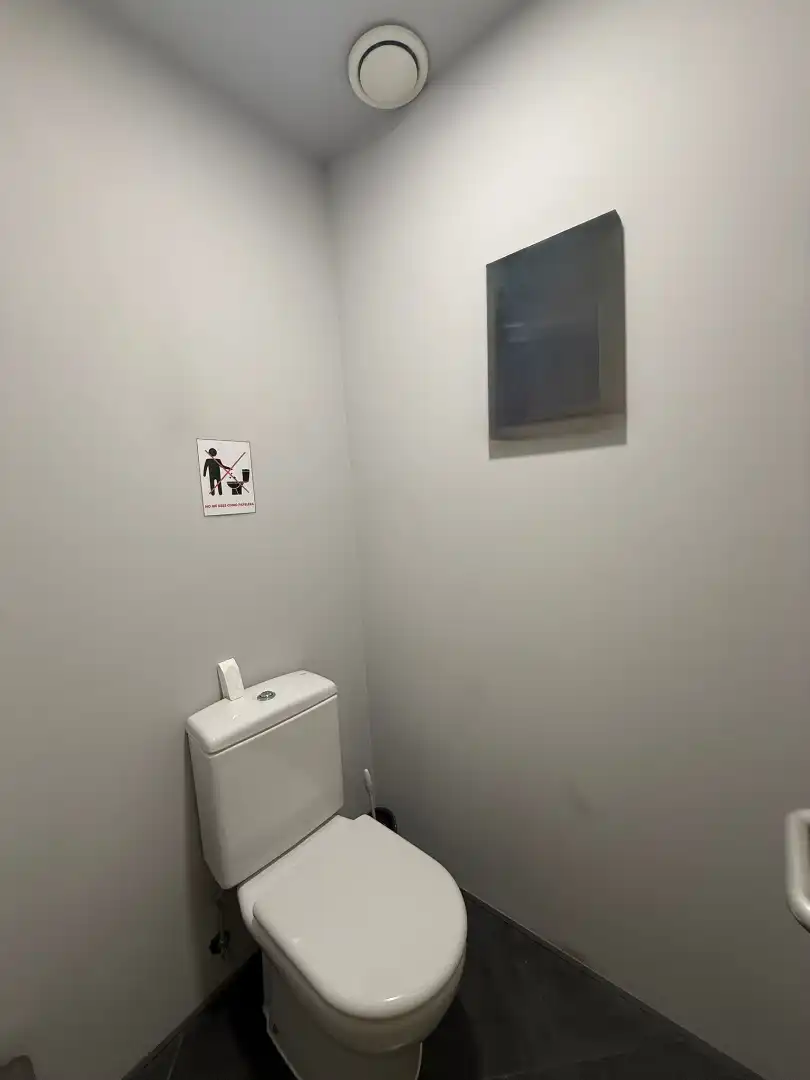 Baño de Local de alquiler en Leganés con Aire acondicionado y Calefacción
