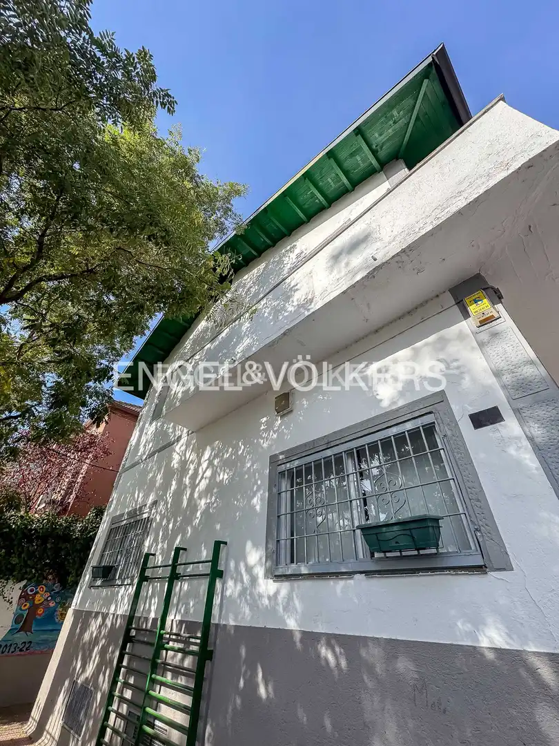 Vista exterior de Casa o xalet en venda en Madrid amb Calefacció, Jardí privat i Balcó
