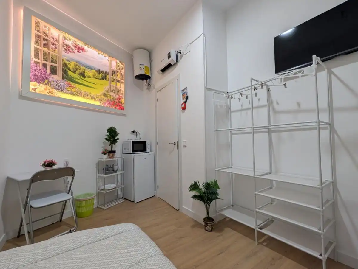 Dormitori de Apartament per a compartir en Madrid amb Moblat i Rentadora