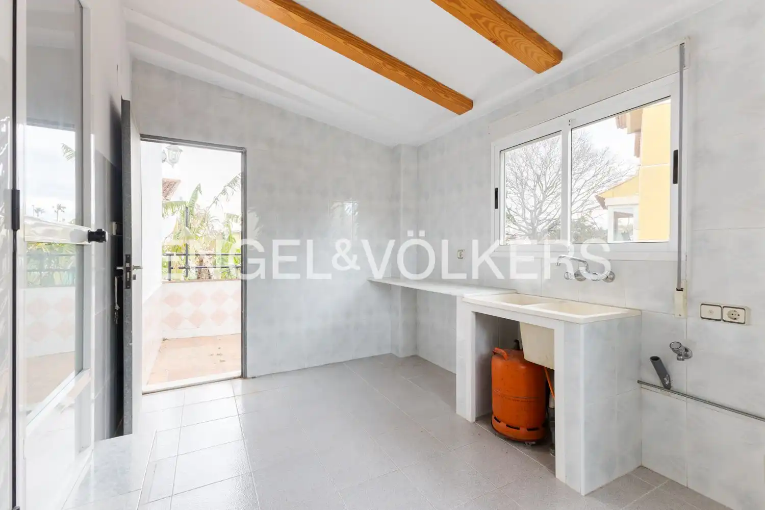 Cuina de Casa o xalet en venda en Oliva amb Calefacció, Jardí privat i Terrassa