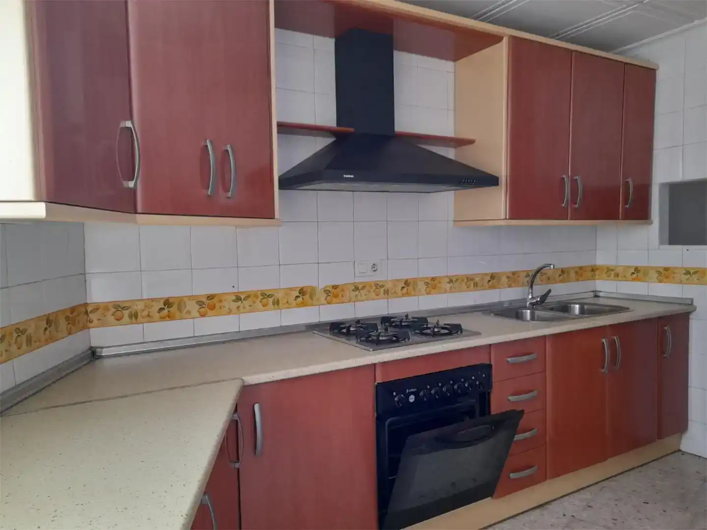 Cuina de Casa adosada en venda en Baza amb Moblat