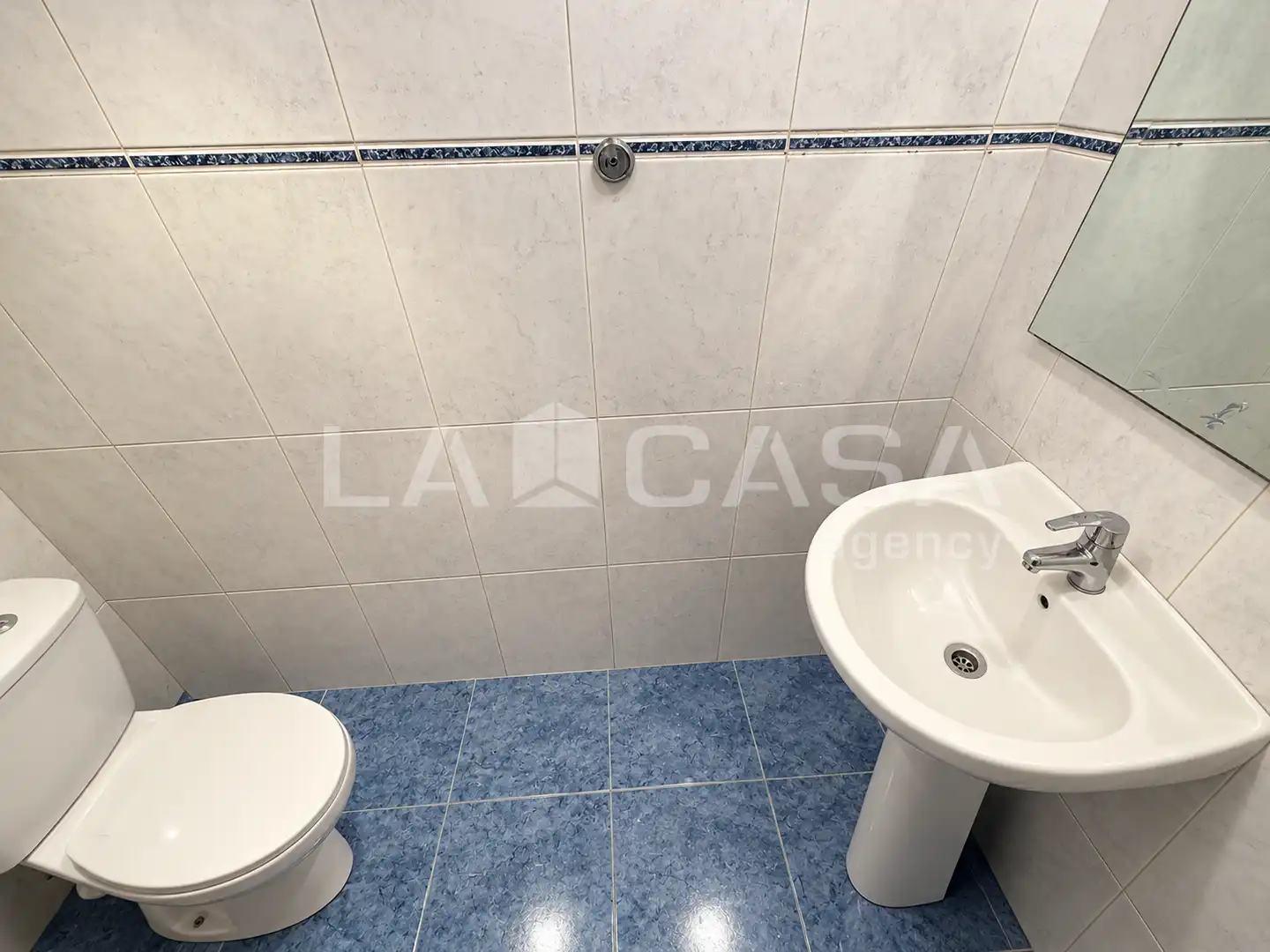 Bany de Pis en venda en Santa Coloma de Gramenet amb Terrassa i Balcó