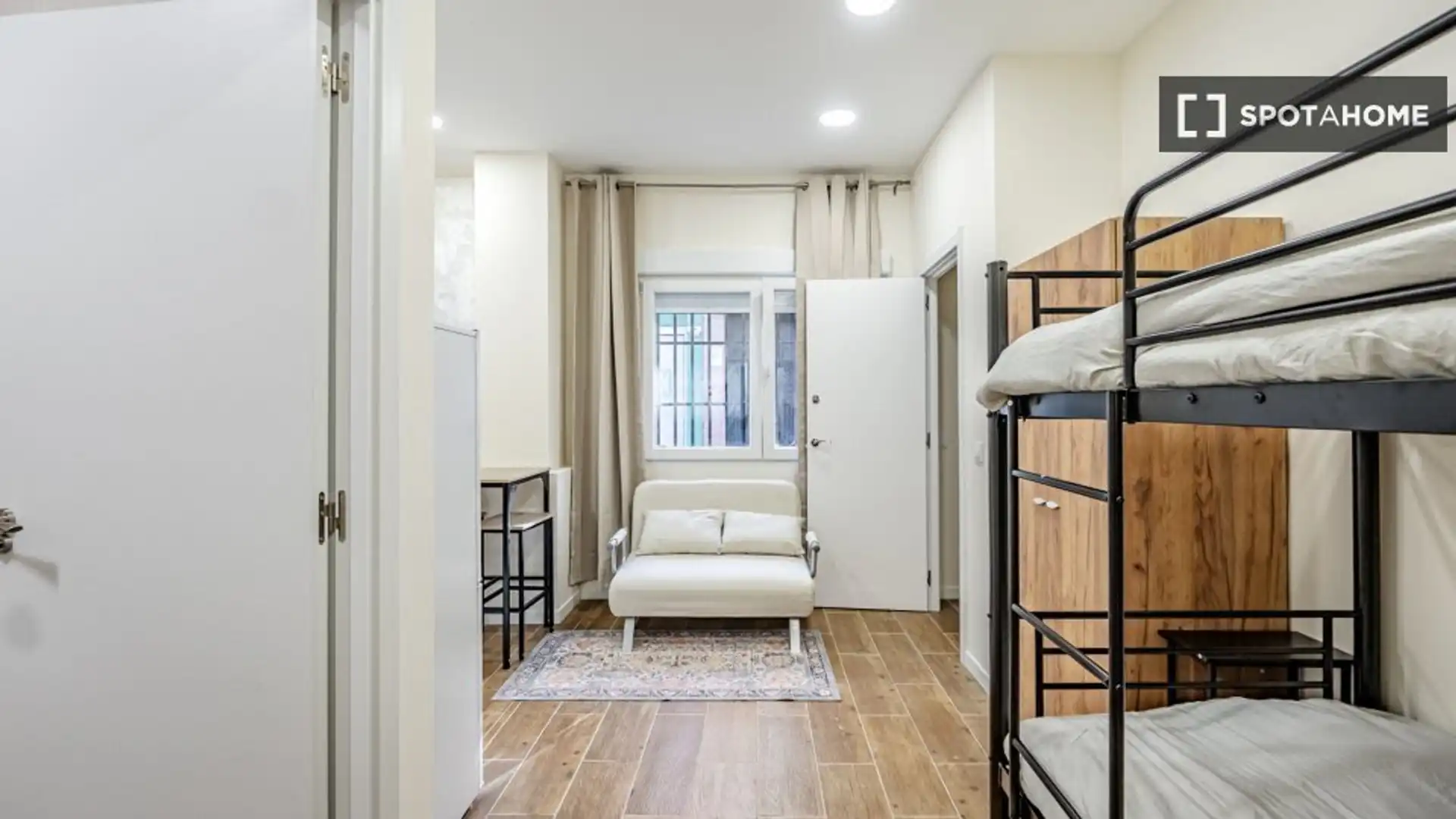 Dormitori de Pis de lloguer en  Madrid Capital amb Aire condicionat, Calefacció i Moblat