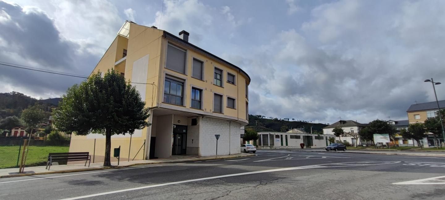 Vista exterior de Pis en venda en Ribas de Sil amb Moblat