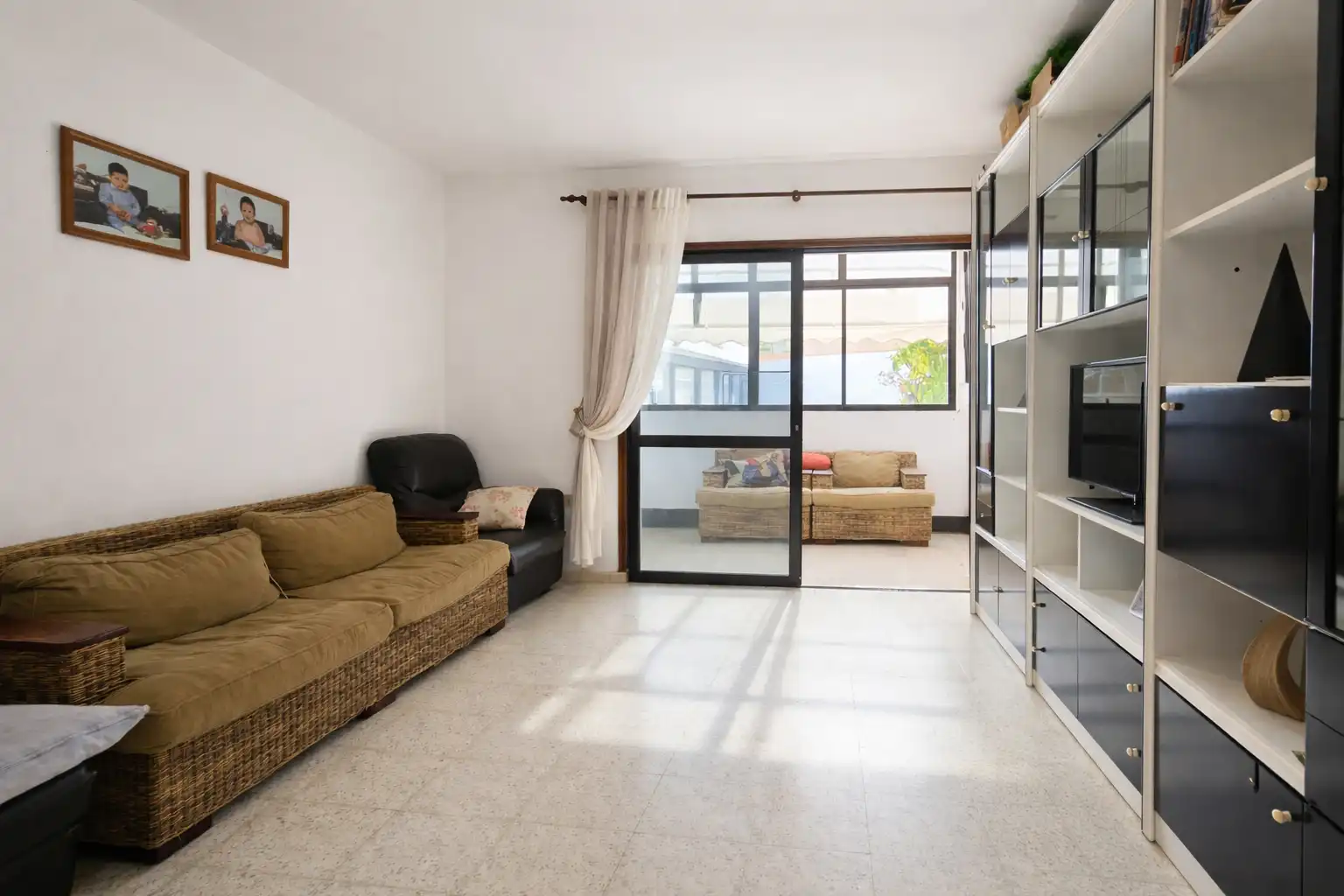 Sala d'estar de Casa adosada en venda en Granadilla de Abona amb Aire condicionat, Jardí privat i Terrassa