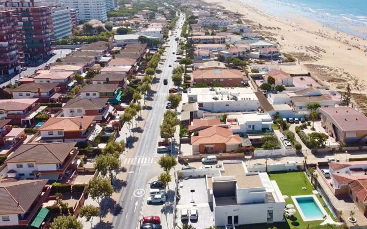 Vista exterior de Casa o xalet en venda en Punta Umbría amb Aire condicionat, Terrassa i Moblat