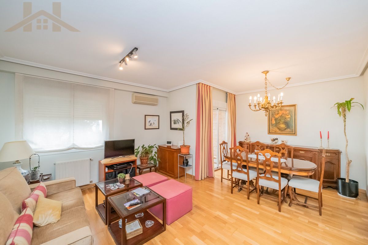 Sala d'estar de Casa adosada en venda en Villanueva del Pardillo amb Aire condicionat, Calefacció i Moblat