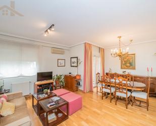 Sala d'estar de Casa adosada en venda en Villanueva del Pardillo amb Aire condicionat, Calefacció i Moblat