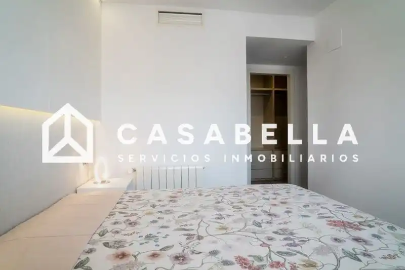 Schlafzimmer von Dachboden zur Miete in Valencia mit Klimaanlage, Heizung und Terrasse