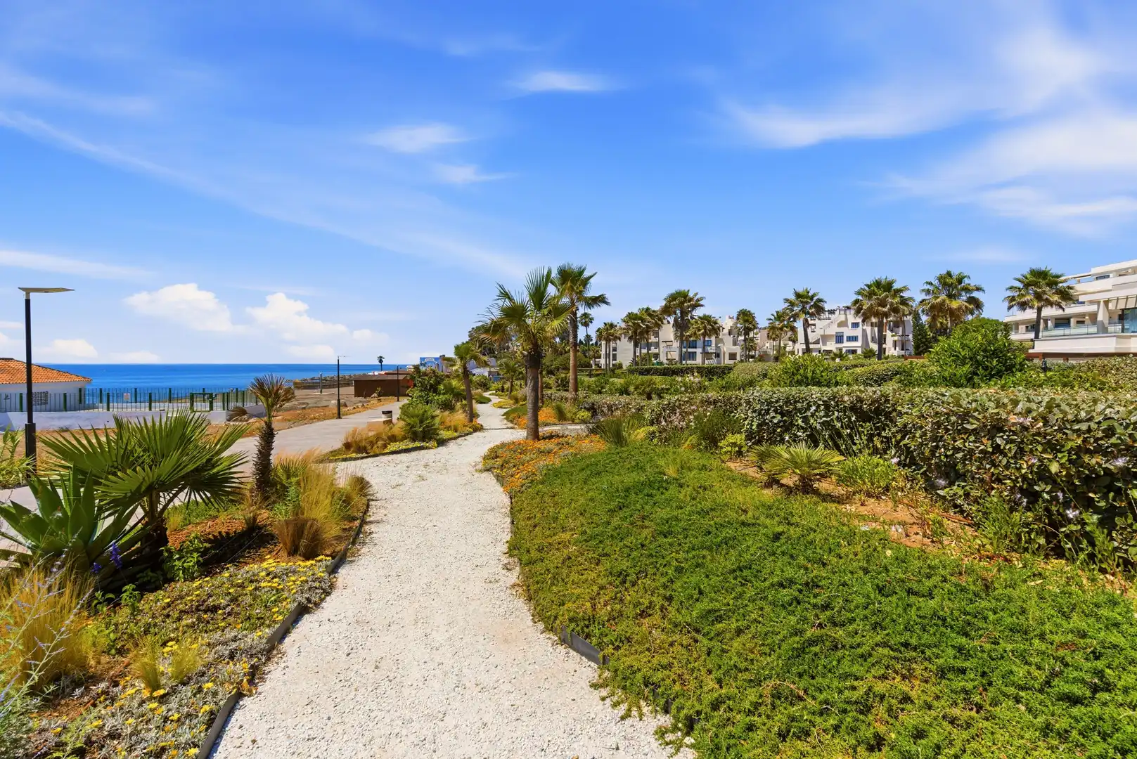 Vista exterior de Casa adosada en venda en Estepona amb Aire condicionat, Jardí privat i Terrassa