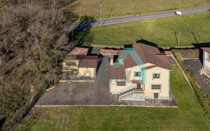 Vista exterior de Casa o xalet en venda en Oviedo  amb Calefacció, Jardí privat i Parquet