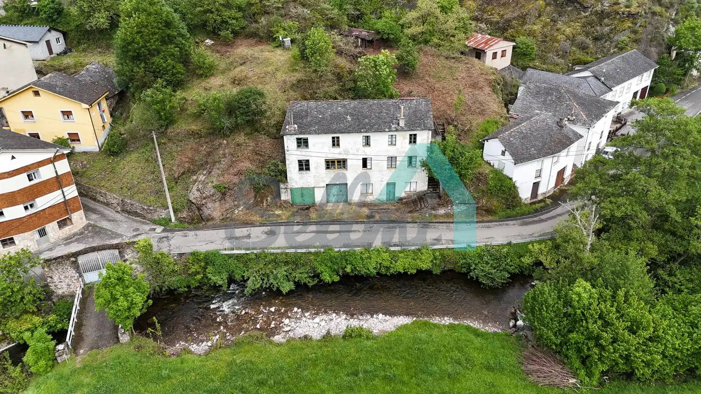 Vista exterior de Casa o chalet en venta en Cangas del Narcea con Jardín privado