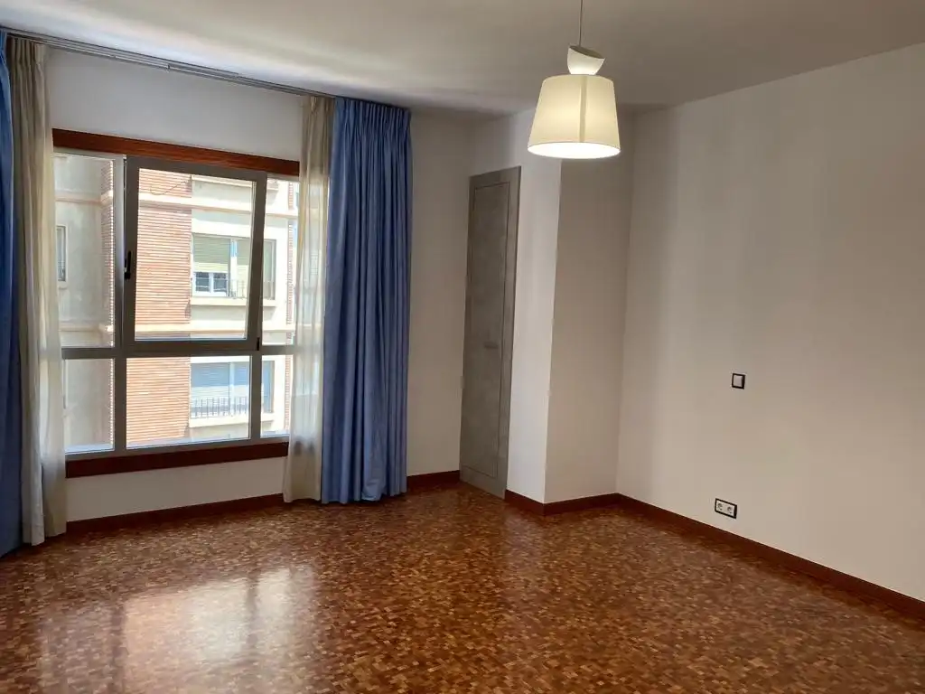 Dormitori de Apartament de lloguer en Zaragoza amb Aire condicionat, Calefacció i Parquet