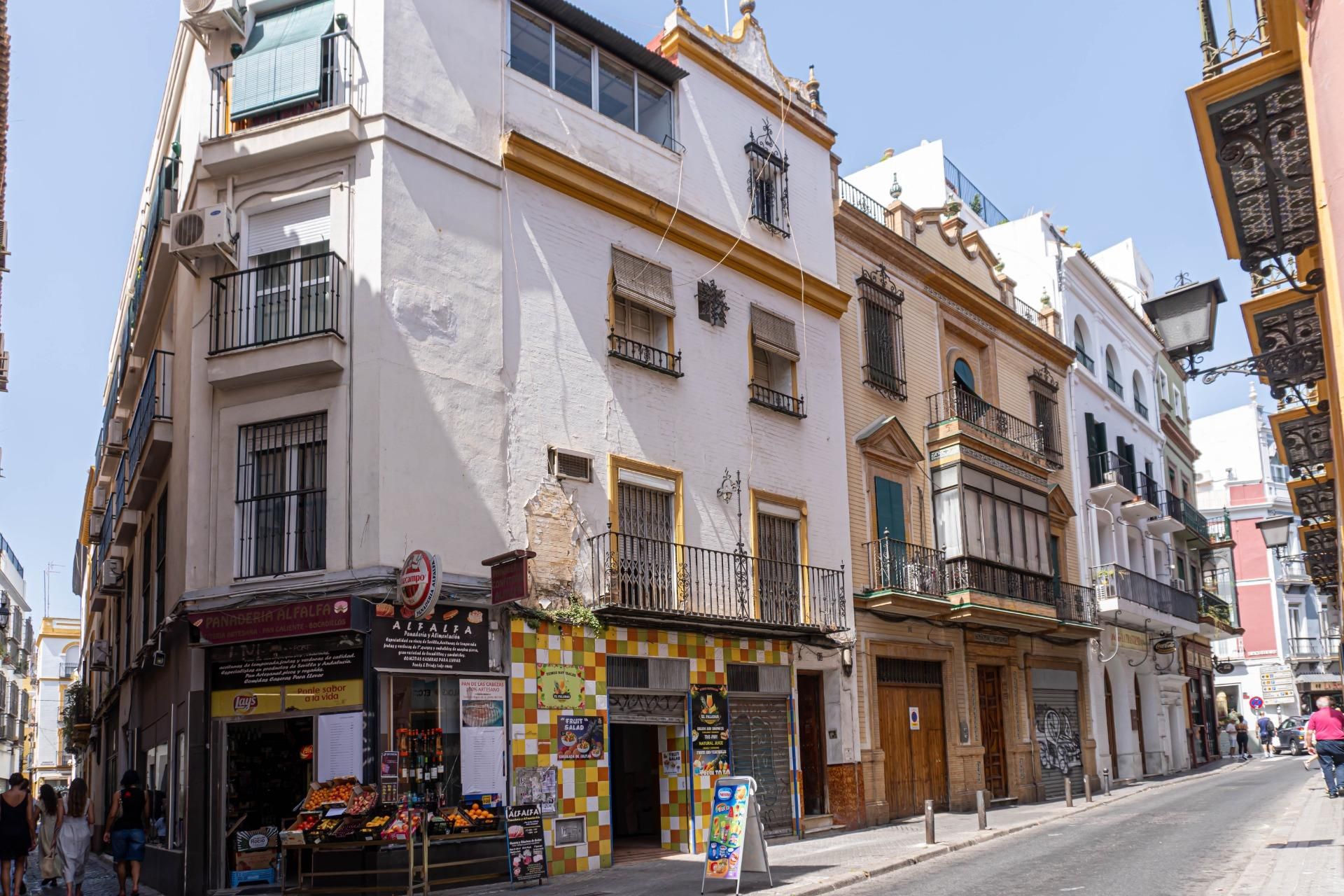 Exterior view of House or chalet for sale in  Sevilla Capital  with Terrace and Balcony