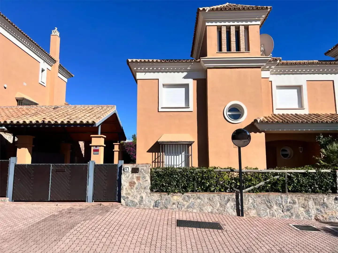 Außenansicht von Wohnung zur Miete in Marbella mit Klimaanlage, Privatgarten und Möbliert