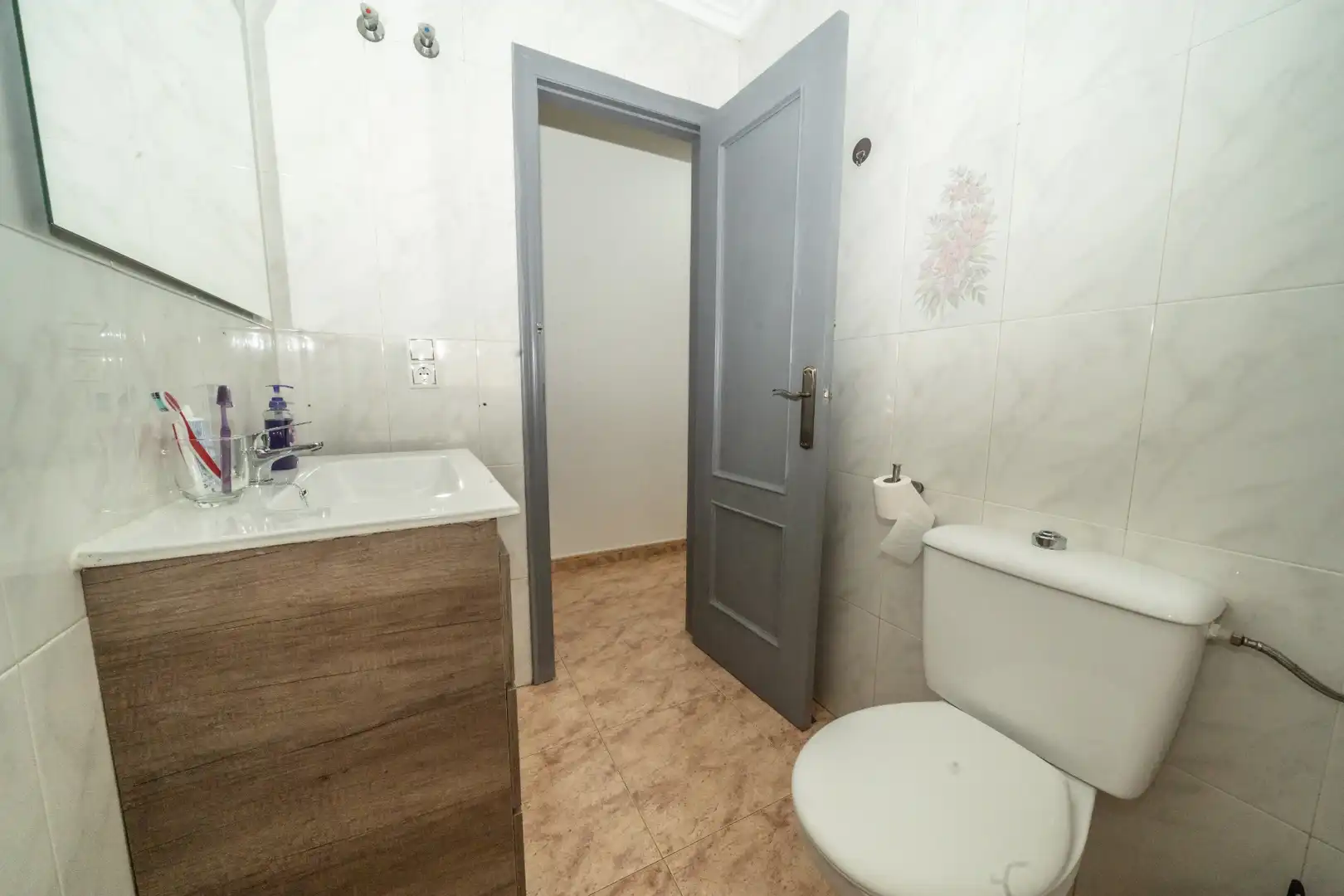 Baño de Apartamento de alquiler en Torrevieja con Aire acondicionado, Terraza y Piscina