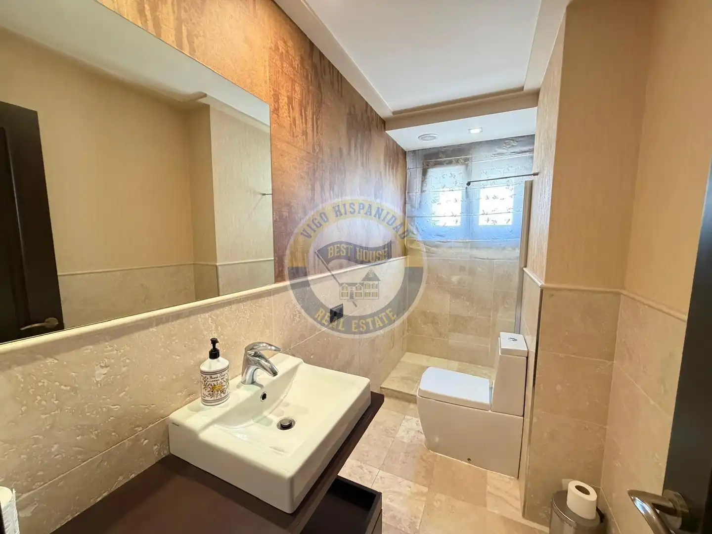 Badezimmer von Dachboden zur Miete in Vigo  mit Heizung, Parkett und Terrasse