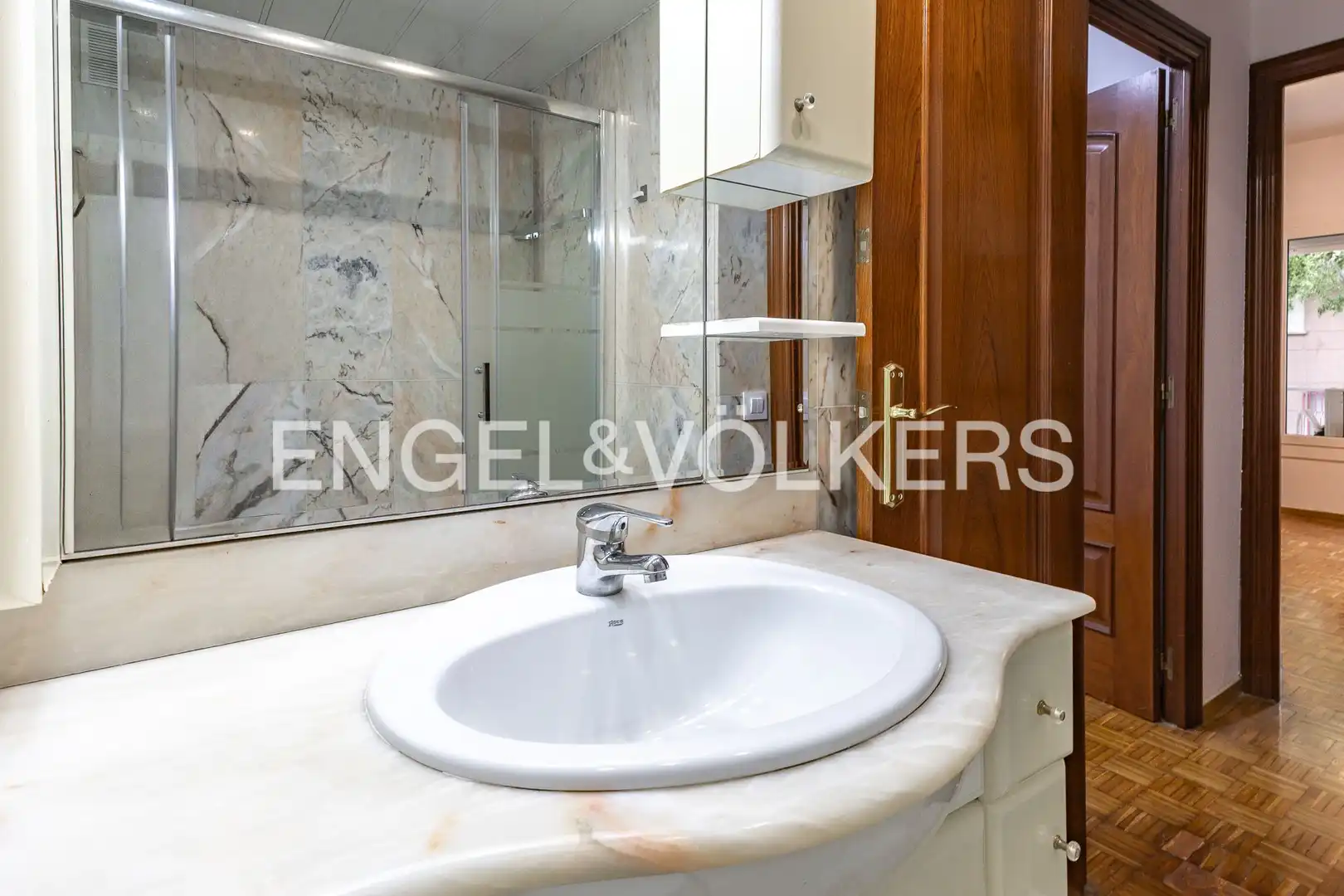 Badezimmer von Wohnung zum Verkauf in Barcelona mit Klimaanlage, Heizung und Parkett
