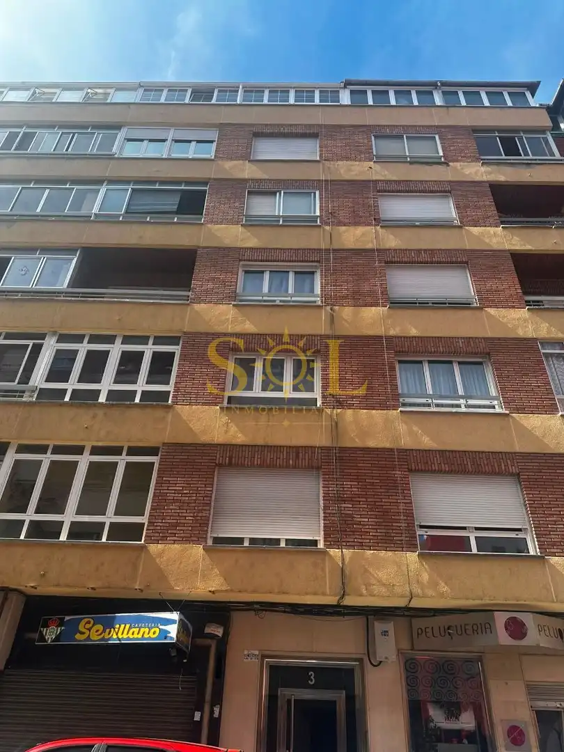 Vista exterior de Pis en venda en León Capital  amb Calefacció, Parquet i Terrassa