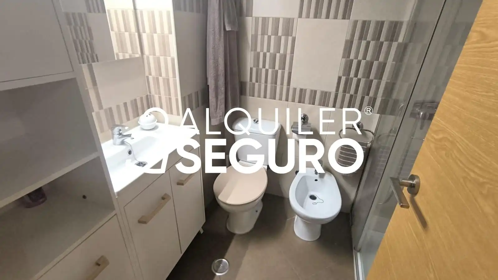Bathroom of Flat for rent in Sevilla  with Air Conditioner and Furnished