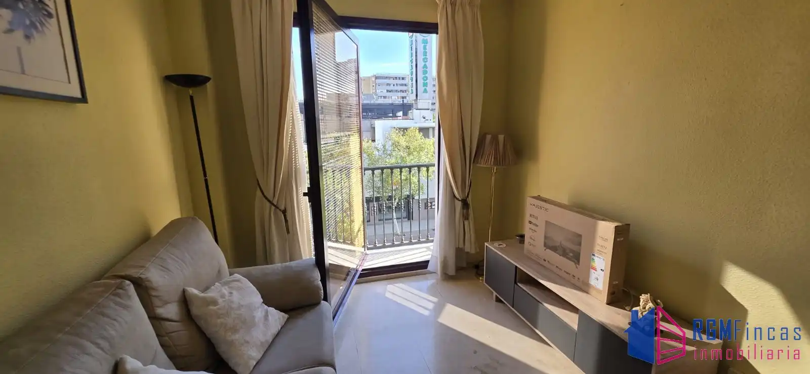 Flat with terrace to rent in Nervión