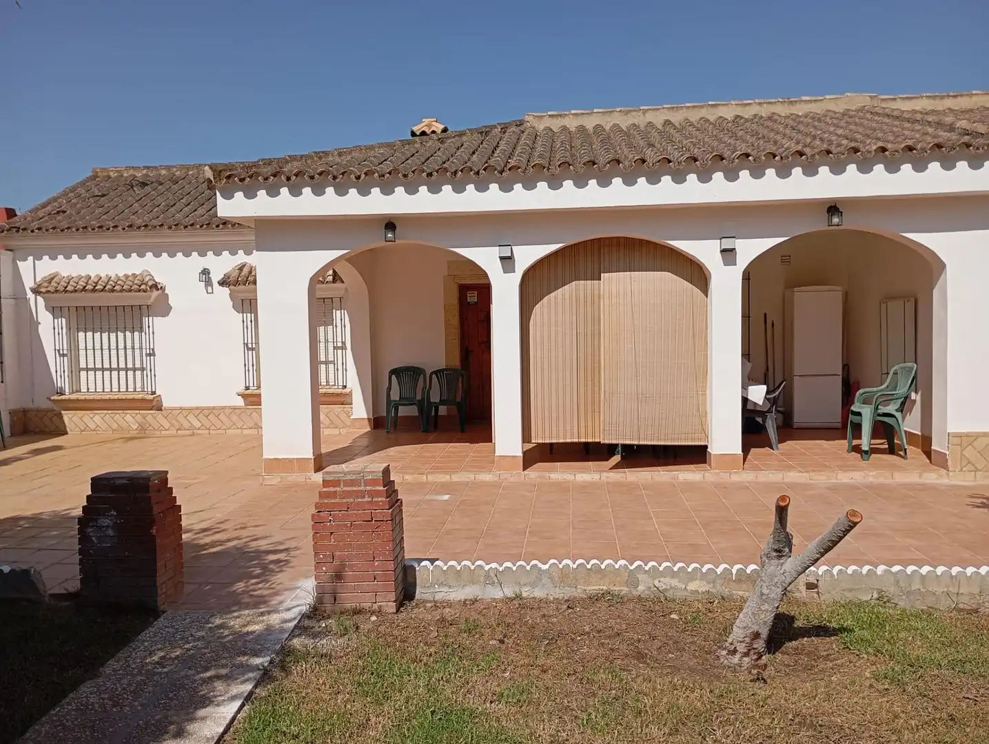 Vista exterior de Casa o chalet en venta en Chiclana de la Frontera con Jardín privado y Piscina comunitaria