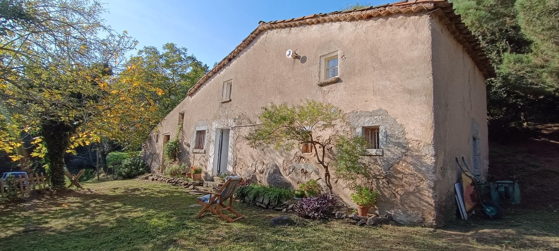 Vista exterior de Finca rústica en venda en Riells i Viabrea amb Jardí privat