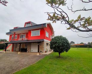 Vista exterior de Casa o xalet en venda en Muros de Nalón amb Calefacció, Jardí privat i Terrassa