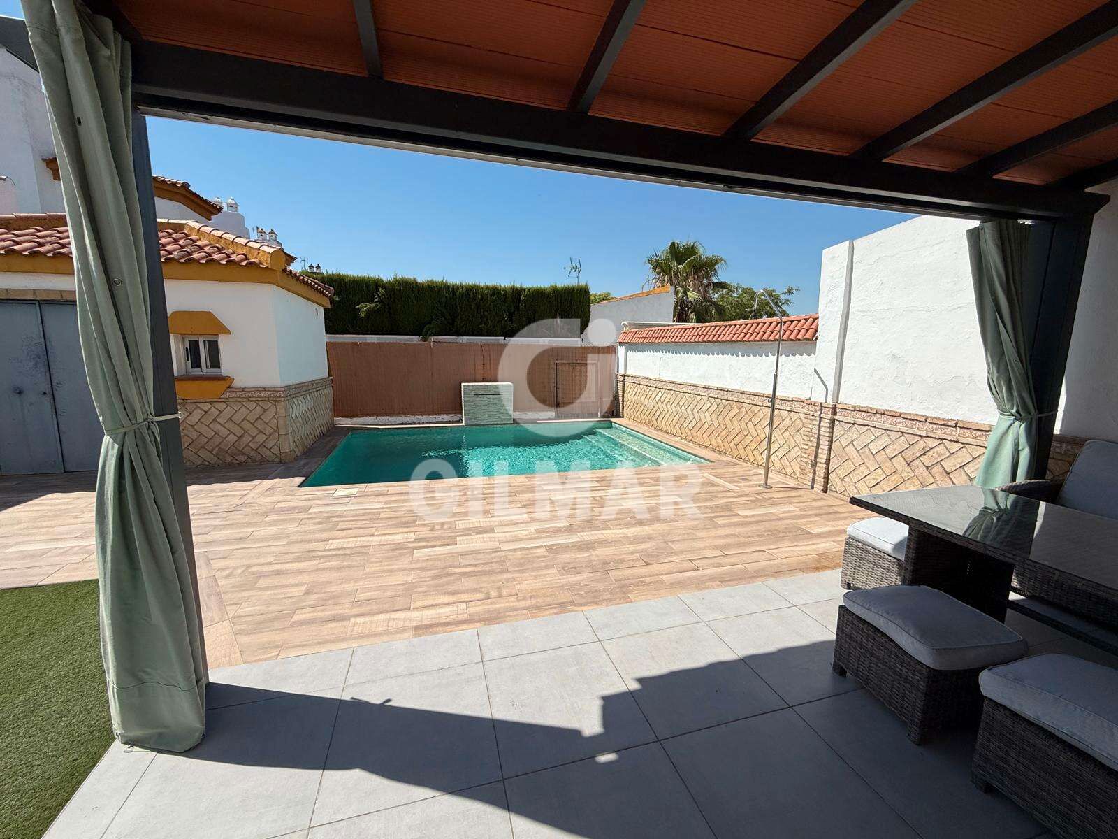 Piscina de Casa adosada de lloguer en  Sevilla Capital amb Aire condicionat, Jardí privat i Terrassa