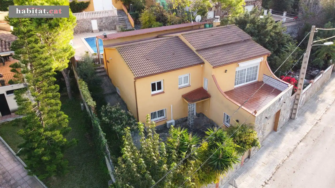 Vista exterior de Casa o xalet en venda en Sant Pere de Ribes amb Aire condicionat, Calefacció i Jardí privat