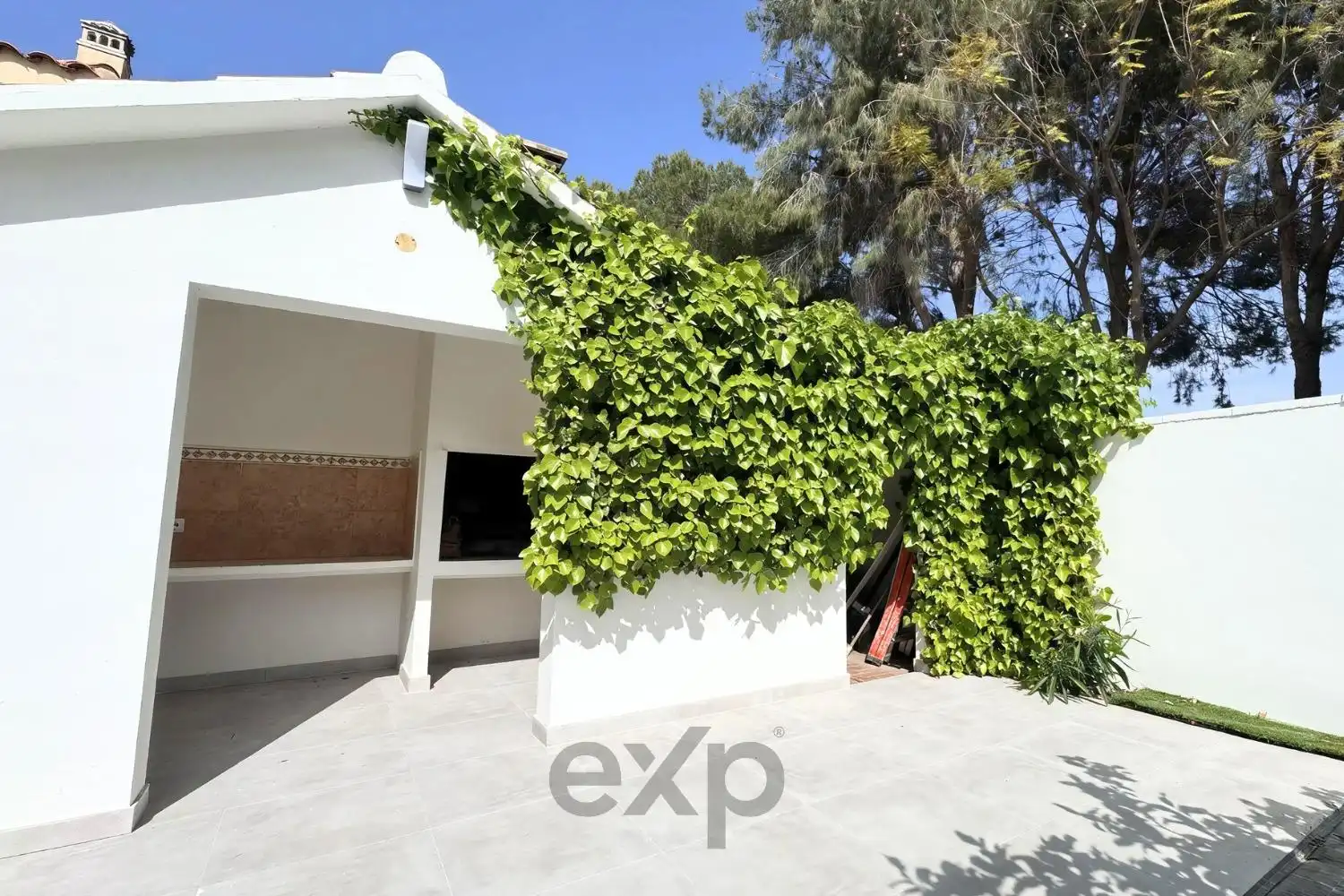Vista exterior de Casa o xalet en venda en Riba-roja de Túria amb Aire condicionat, Jardí privat i Terrassa