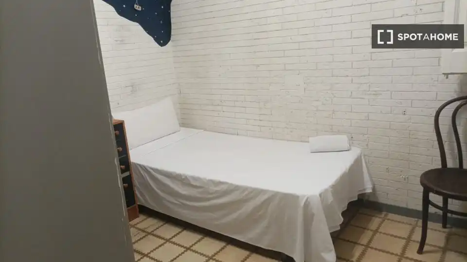 Dormitori de Pis de lloguer en Barcelona amb Aire condicionat, Calefacció i Moblat