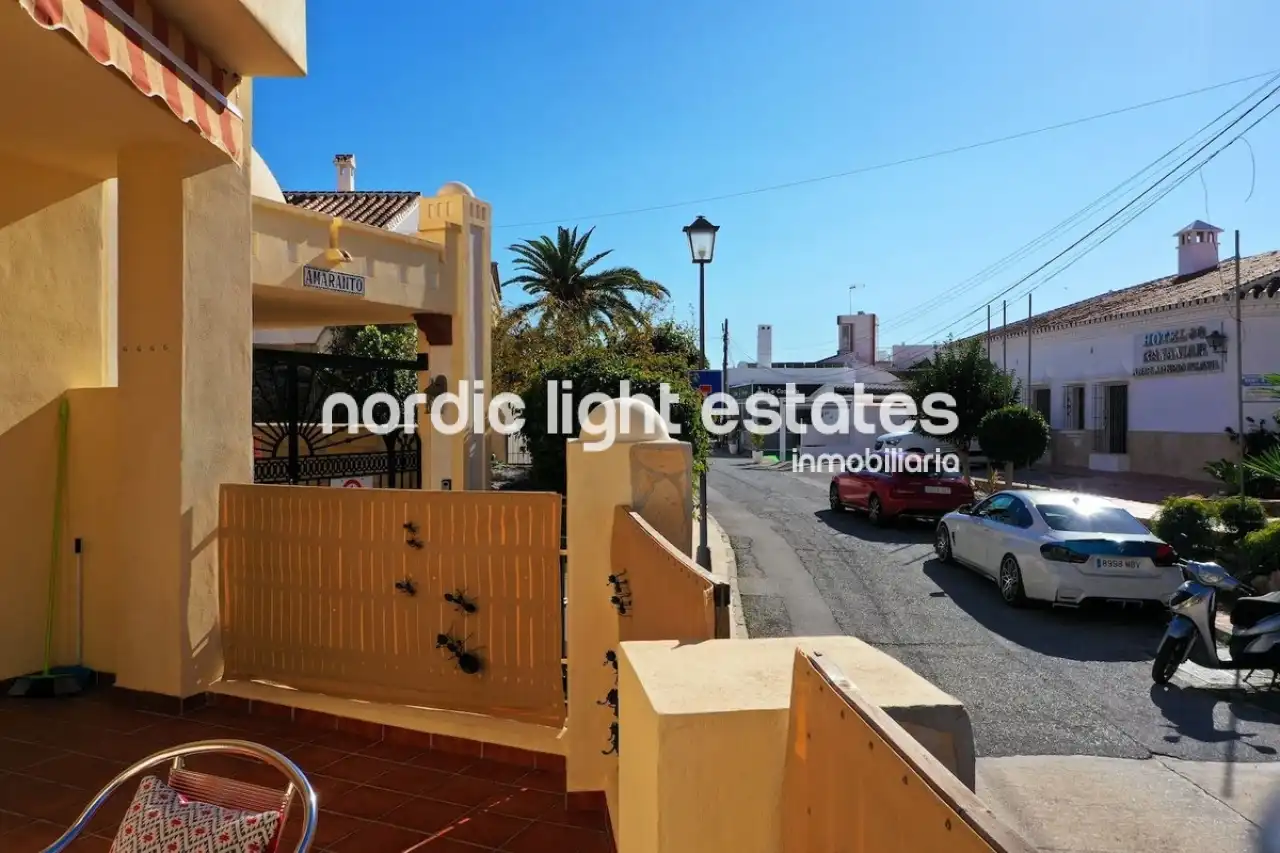Vista exterior de Casa o chalet en venta en Nerja con Terraza, Piscina y Amueblado