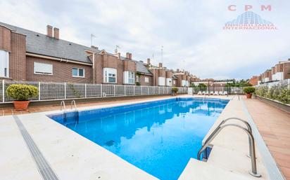 Swimming pool of Single-family semi-detached to rent in  Madrid Capital  with Air Conditioner and Terrace