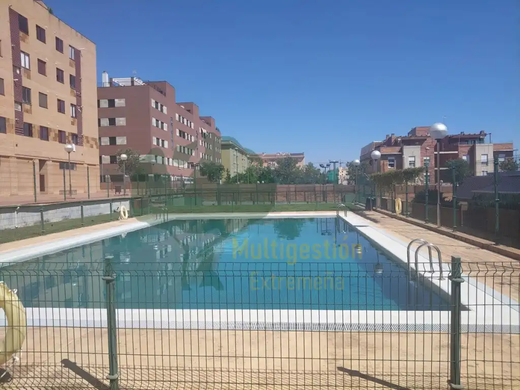 Piscina de Piso en venta en Cáceres con Aire acondicionado, Jardín privado y Piscina comunitaria