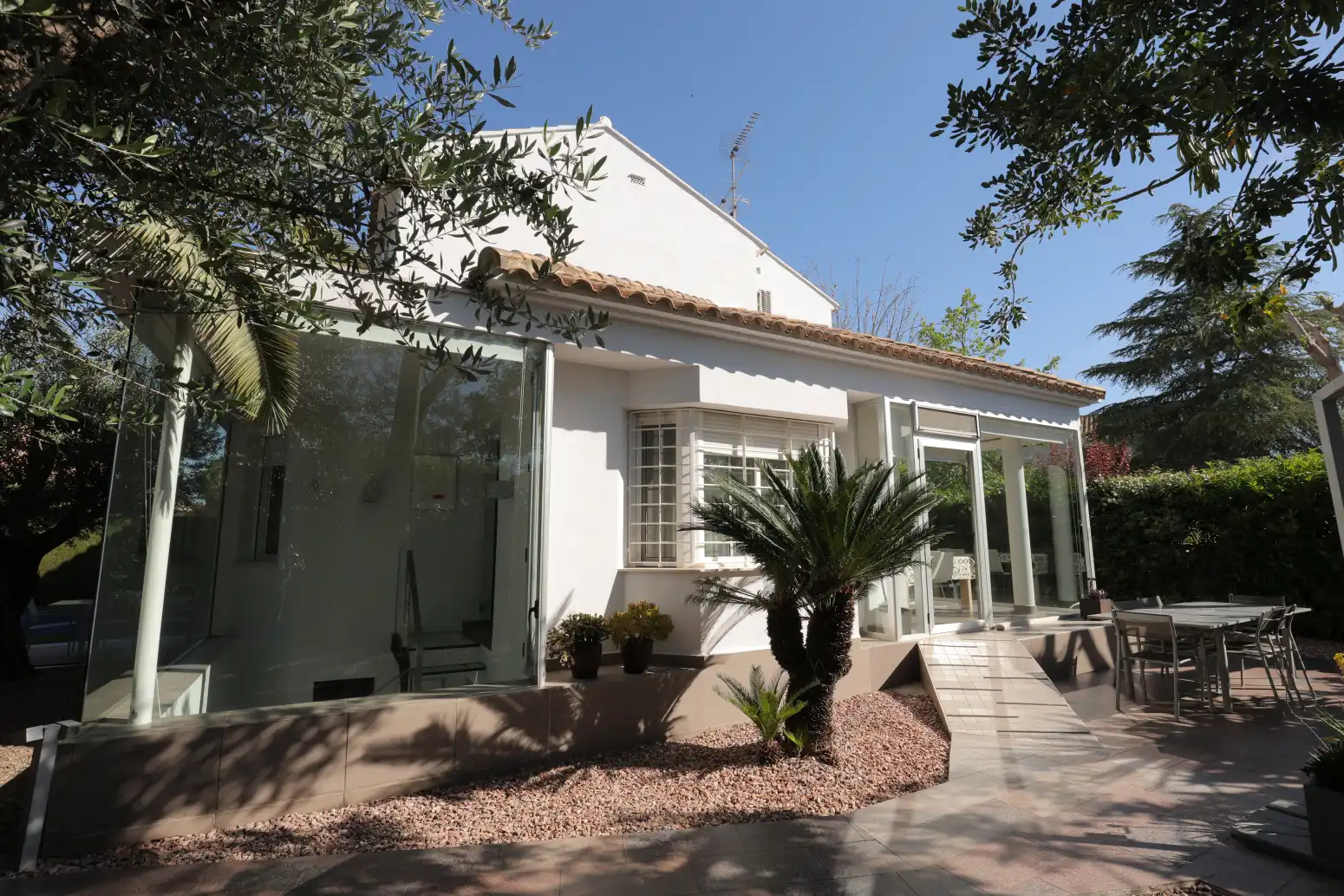 Vista exterior de Casa o xalet en venda en L'Eliana amb Aire condicionat, Jardí privat i Traster