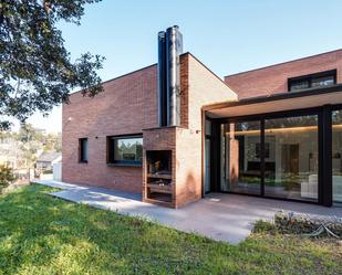 Vista exterior de Casa o xalet en venda en Sant Cugat del Vallès amb Aire condicionat, Calefacció i Jardí privat