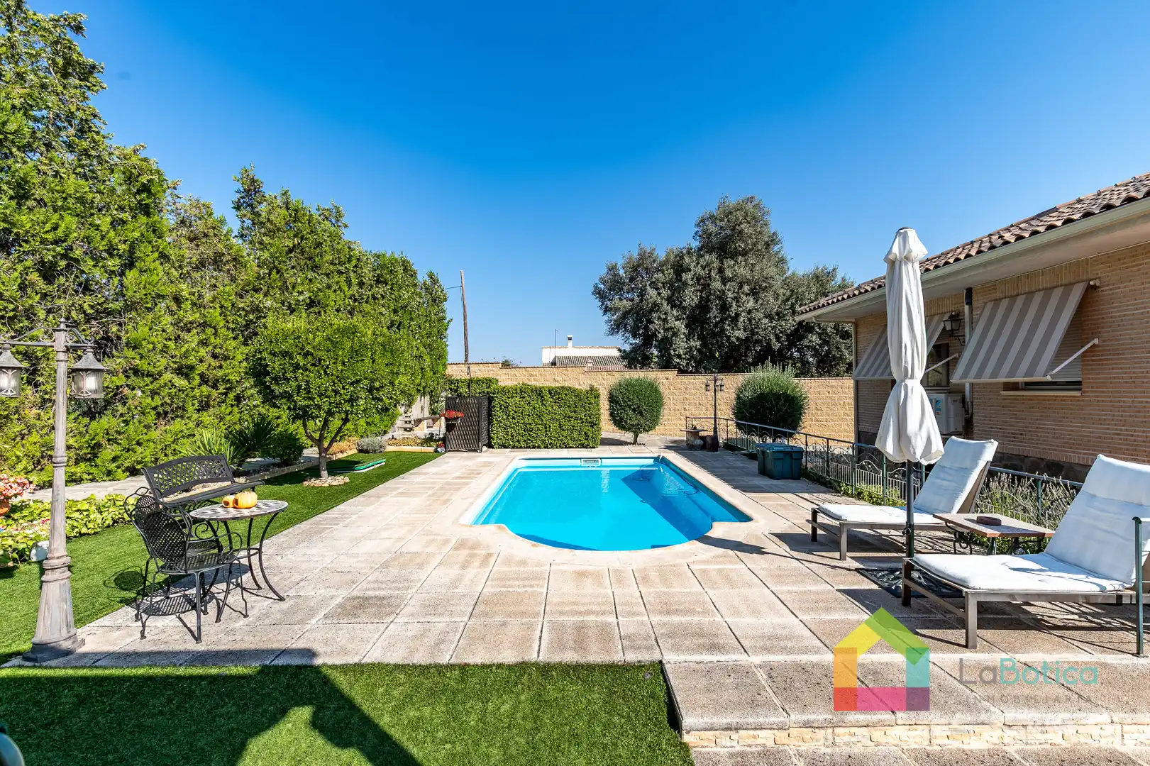 Piscina de Casa o xalet en venda en Nambroca amb Aire condicionat, Calefacció i Jardí privat