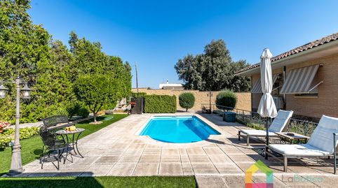 CHALET INDEPENDIENTE CON PISCINA EN PARCELA DE MÁS DE 1.000 M² EN URBANIZACIÓN LAS NIEVES – NAMBROCA, imagen 2