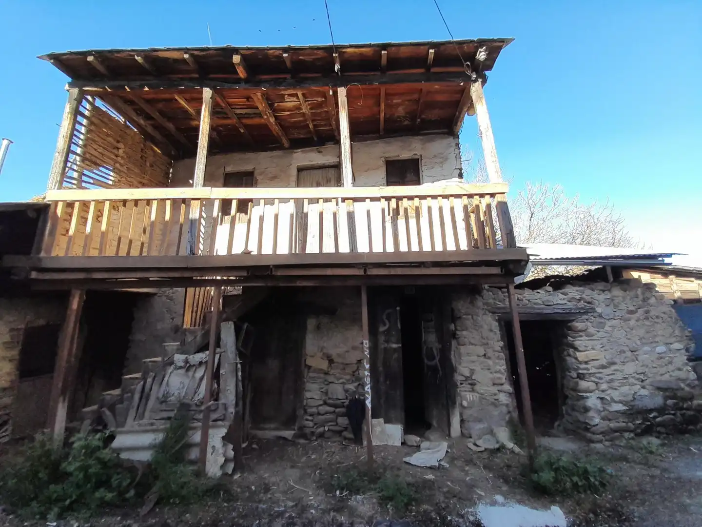 Vista exterior de Finca rústica en venda en Carracedelo amb Balcó