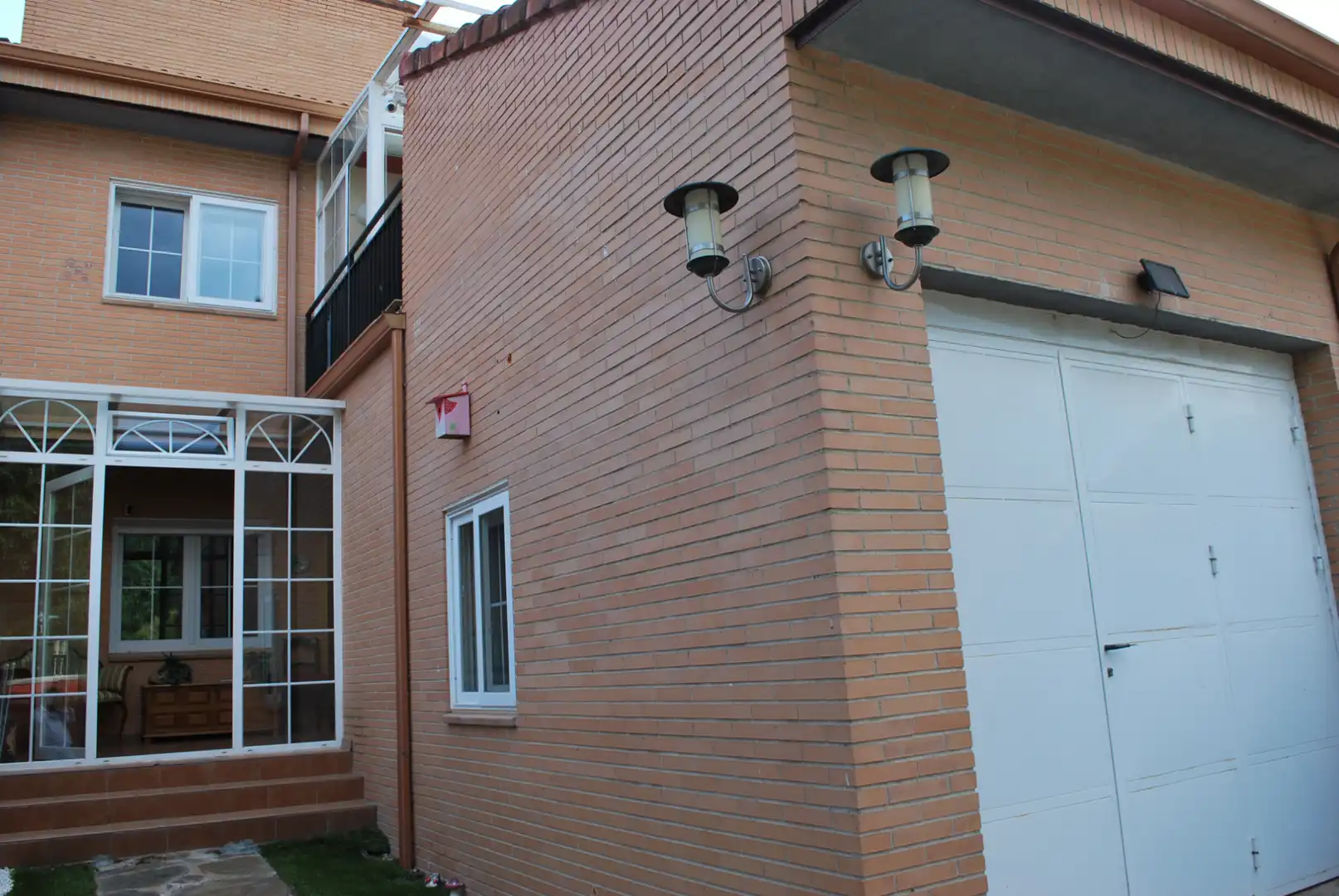 Außenansicht von Einfamilien-Reihenhaus zum Verkauf in Valdemorillo mit Privatgarten, Terrasse und Abstellraum