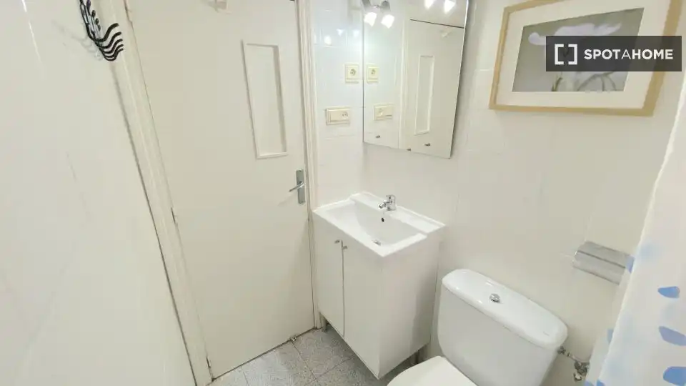 Badezimmer von Wohnung zur Miete in Sevilla mit Klimaanlage, Heizung und Möbliert