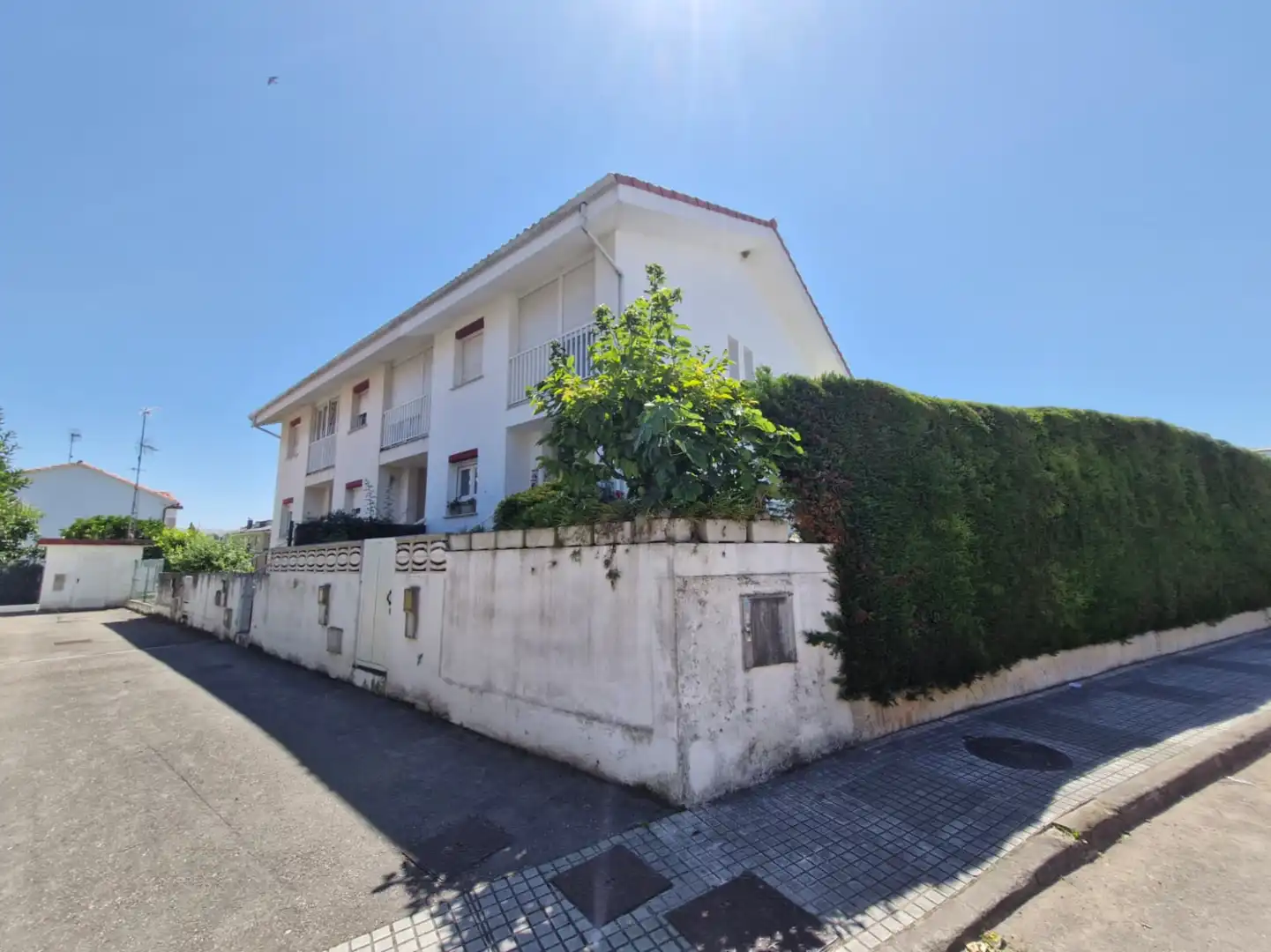 Außenansicht von Einfamilien-Reihenhaus zur Miete in Polanco mit Heizung, Privatgarten und Terrasse
