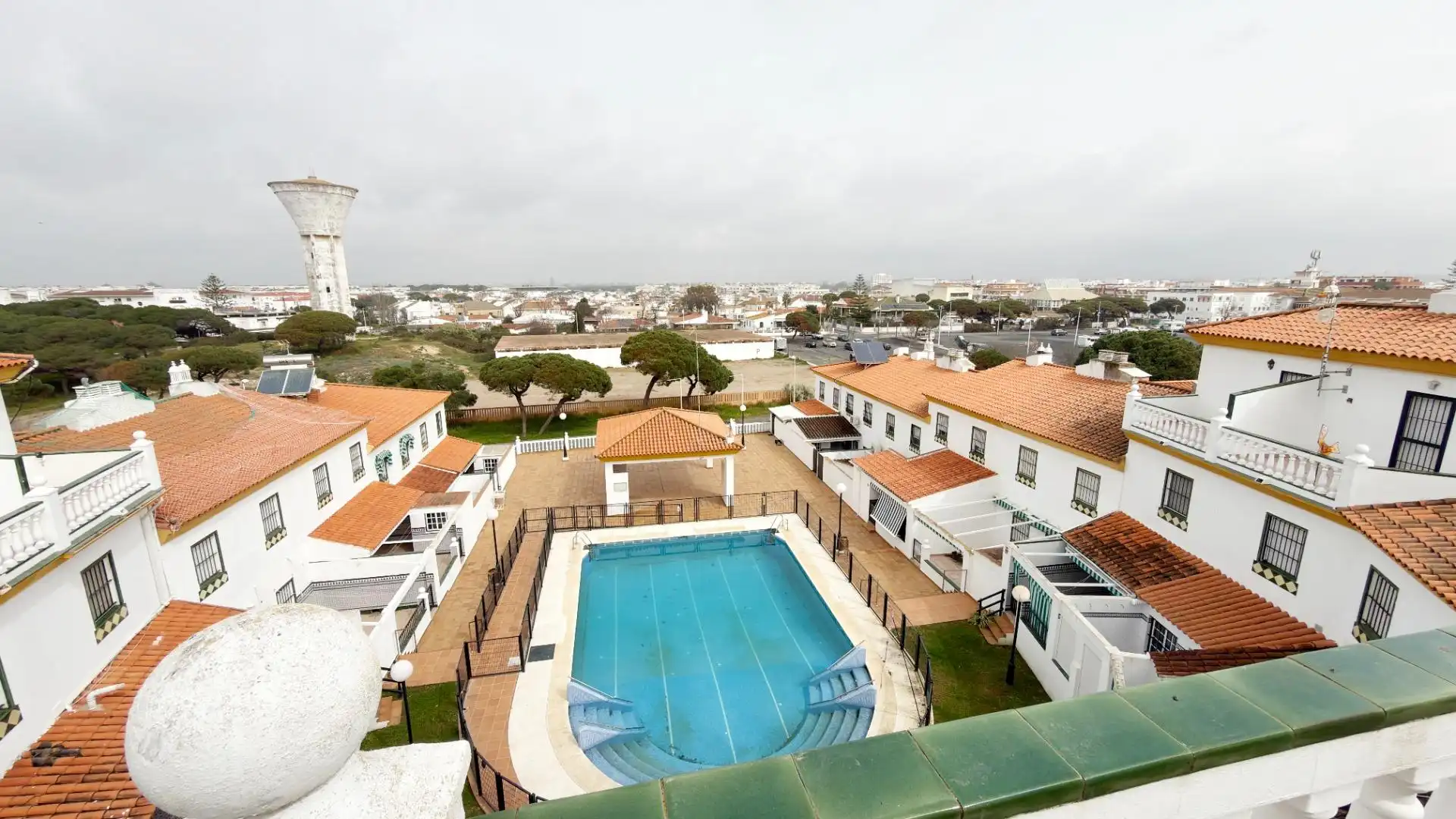 Piscina de Casa adosada de alquiler en Punta Umbría con Terraza y Piscina comunitaria
