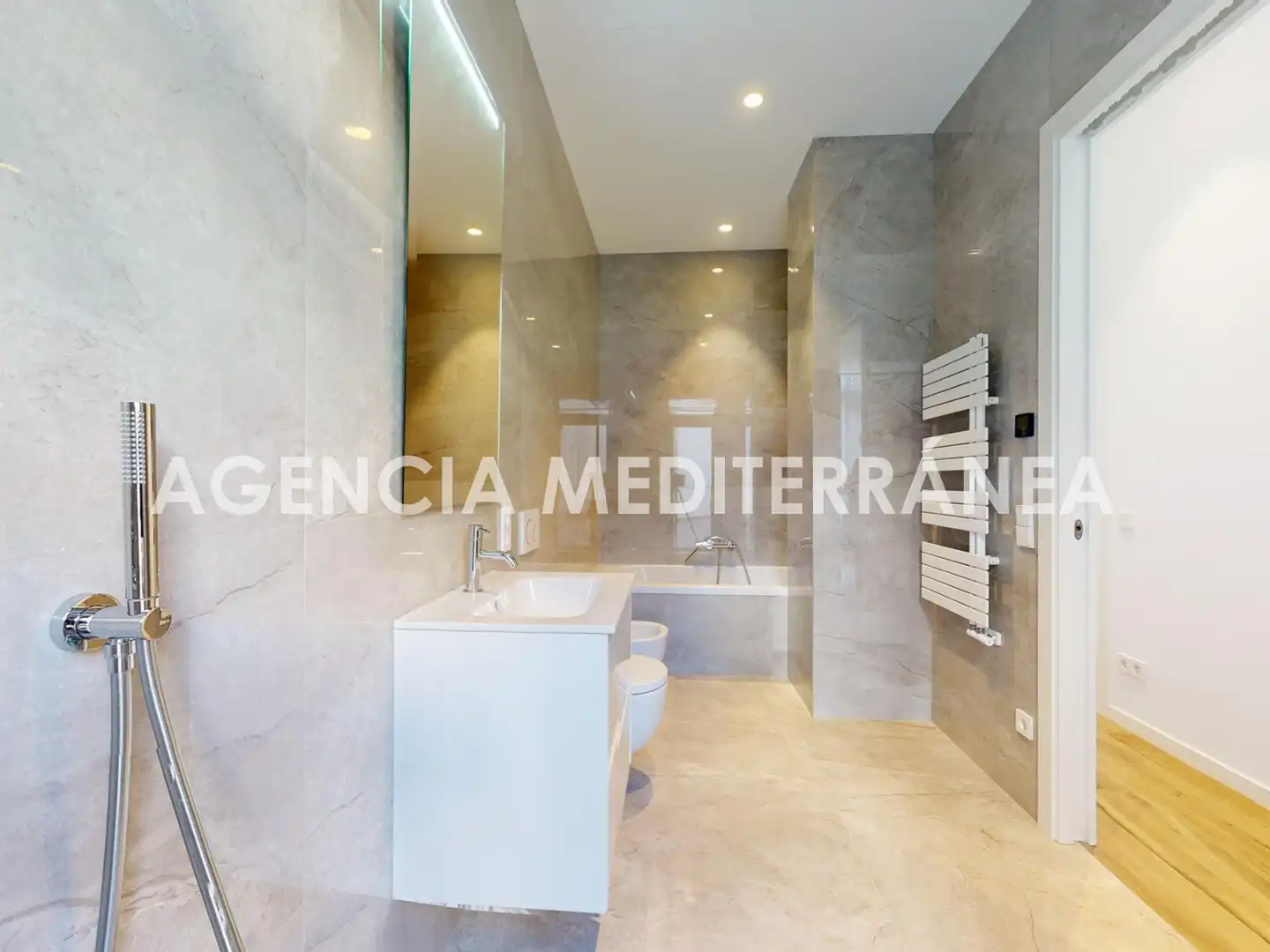 Baño de Piso en venta en Valencia con Aire acondicionado, Calefacción y Terraza